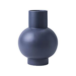 Strøm Small Vase - / H 16 cm - Handmade ceramic by raawii Purple